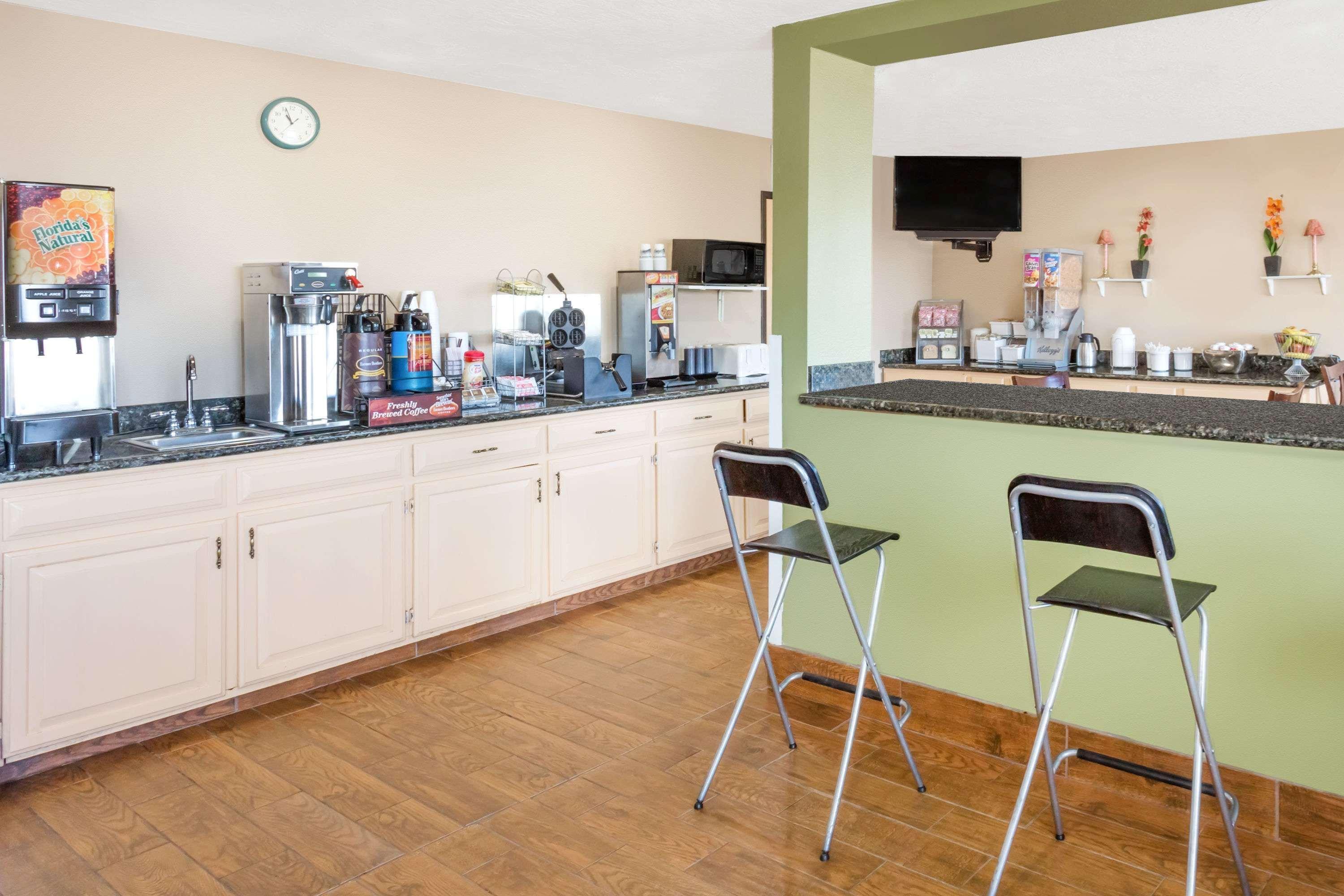 Super 8 By Wyndham Cedar City Esterno foto
